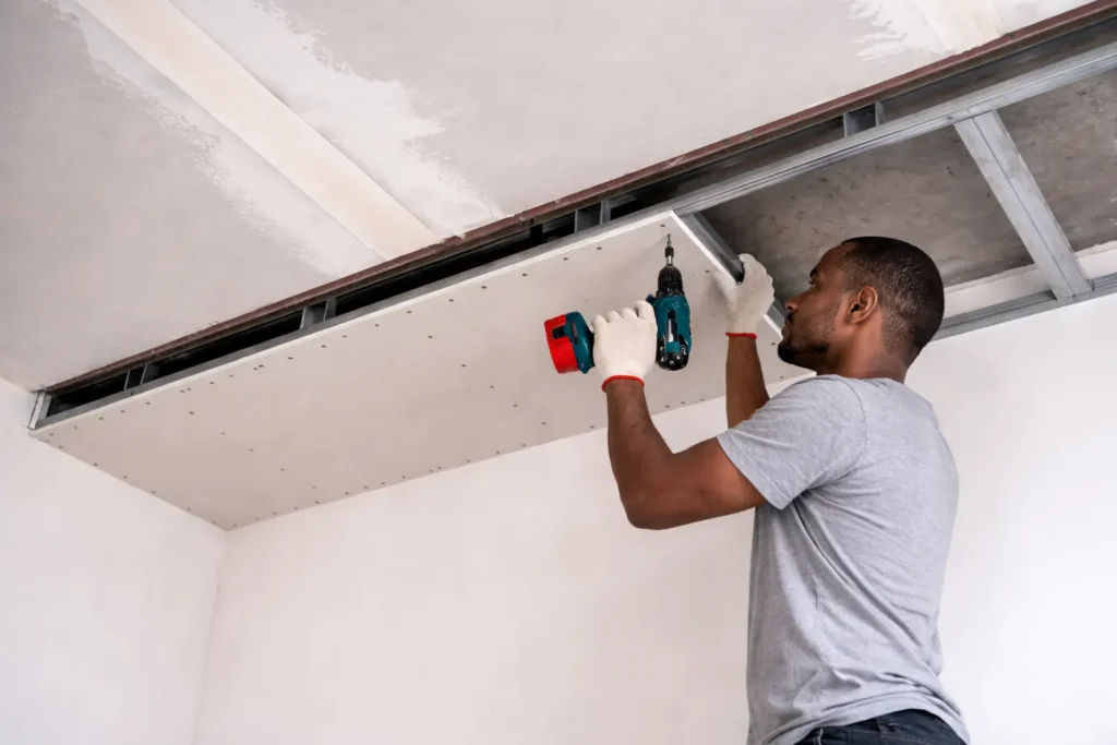 Travaux de placoplâtre réalisés par DECOM DESIGN à Abidjan